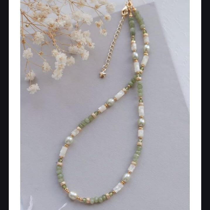 Elegant Green &amp; Pearl Beaded Necklace with Gold Accents